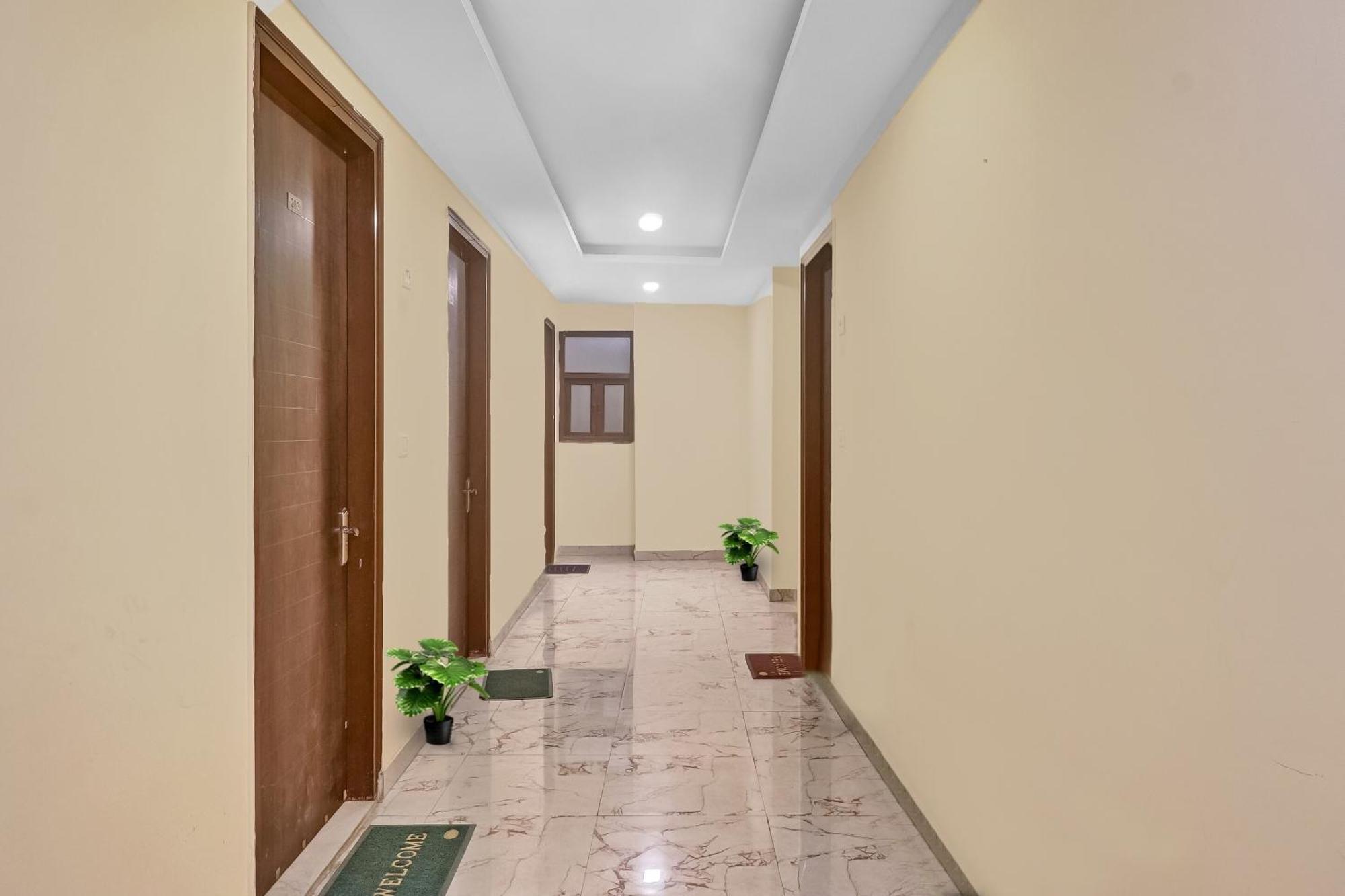 Hotel O Prince Home Stay Near Ambience Mall New Delhi Exteriör bild