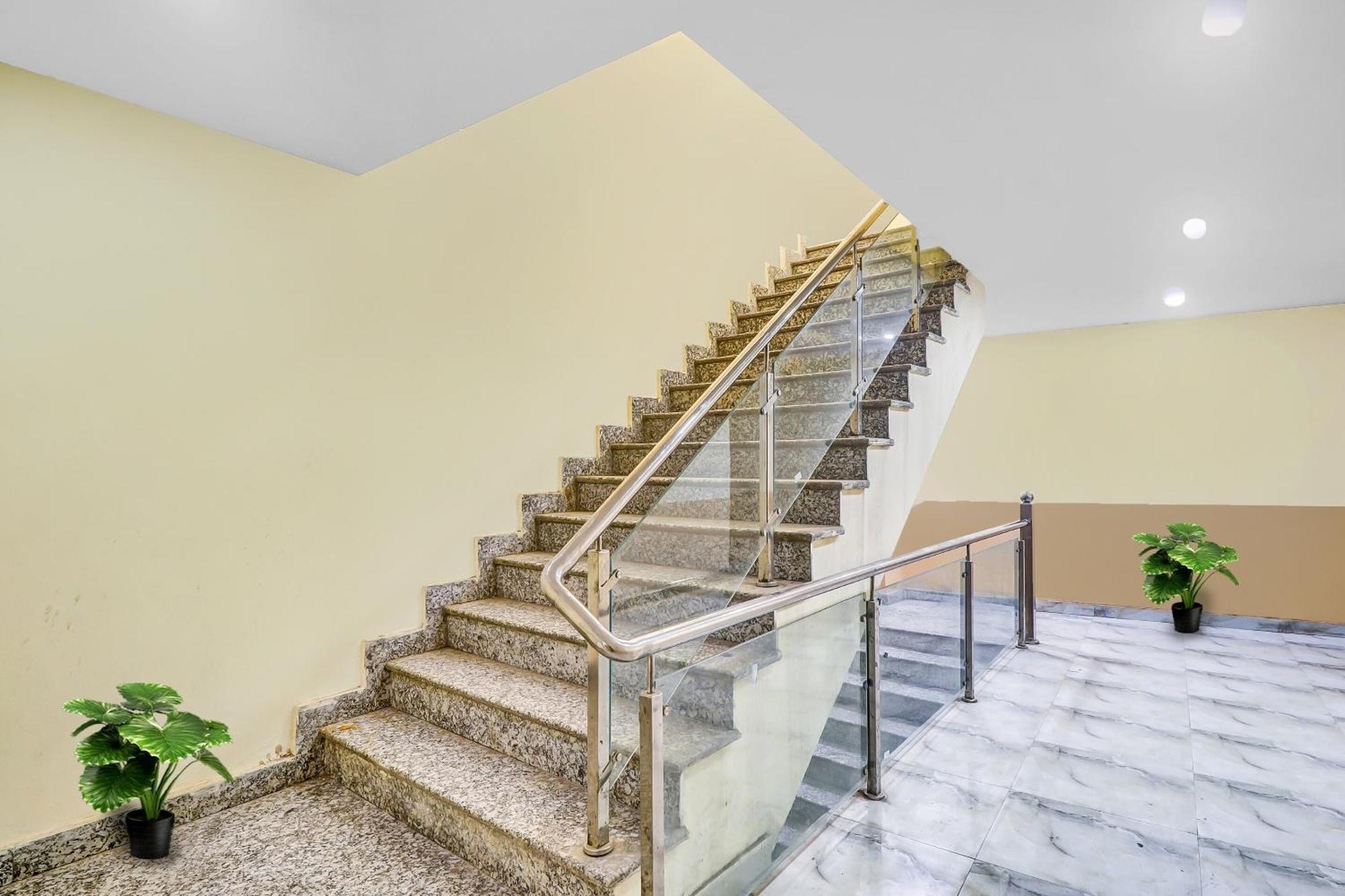 Hotel O Prince Home Stay Near Ambience Mall New Delhi Exteriör bild
